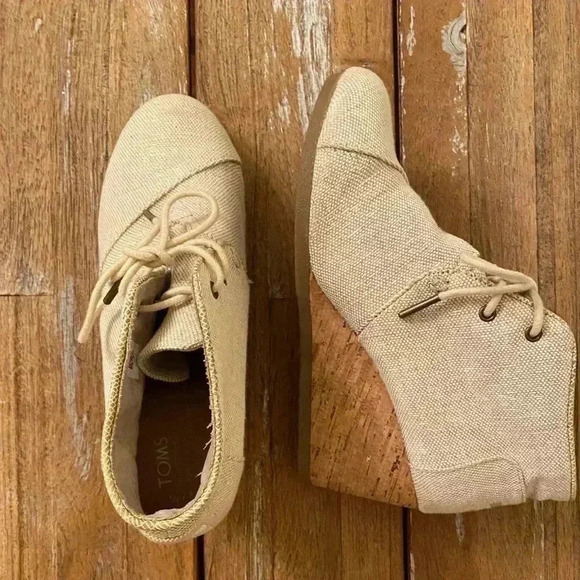 Toms Shoes - Toms burlap wedged booties